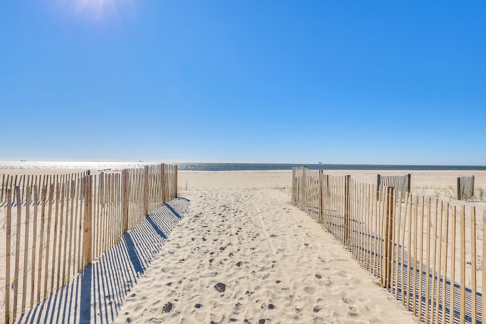 Updated Dauphin Island Condo w Pool & Gulf Views — 4-Star Luxury Hotel in Dauphin Island, United States