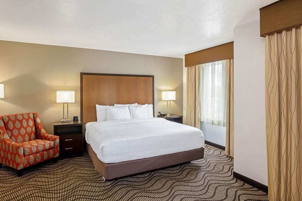 La Quinta Inn & Suites by Wyndham Las Vegas Red Rock - photo 12