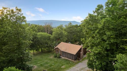 Shenandoah dog friendly cabin hot tub fire pit BBQ outdoor dining AWD or 4WD needed — 4-Star Luxury Hotel in Shenandoah, United States