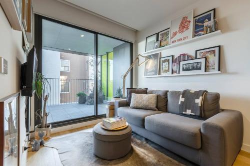 Urban Escape on Smith Street with Balcony & Parking — 4-Star Luxury Hotel in Melbourne, Australia