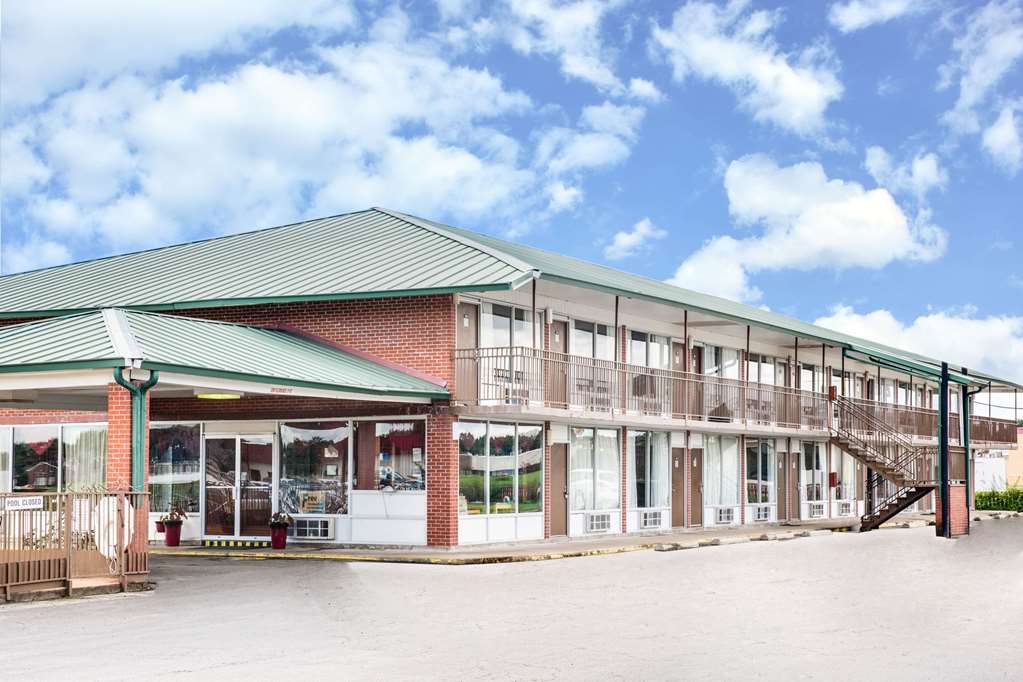 Days Inn by Wyndham Newport - photo 2