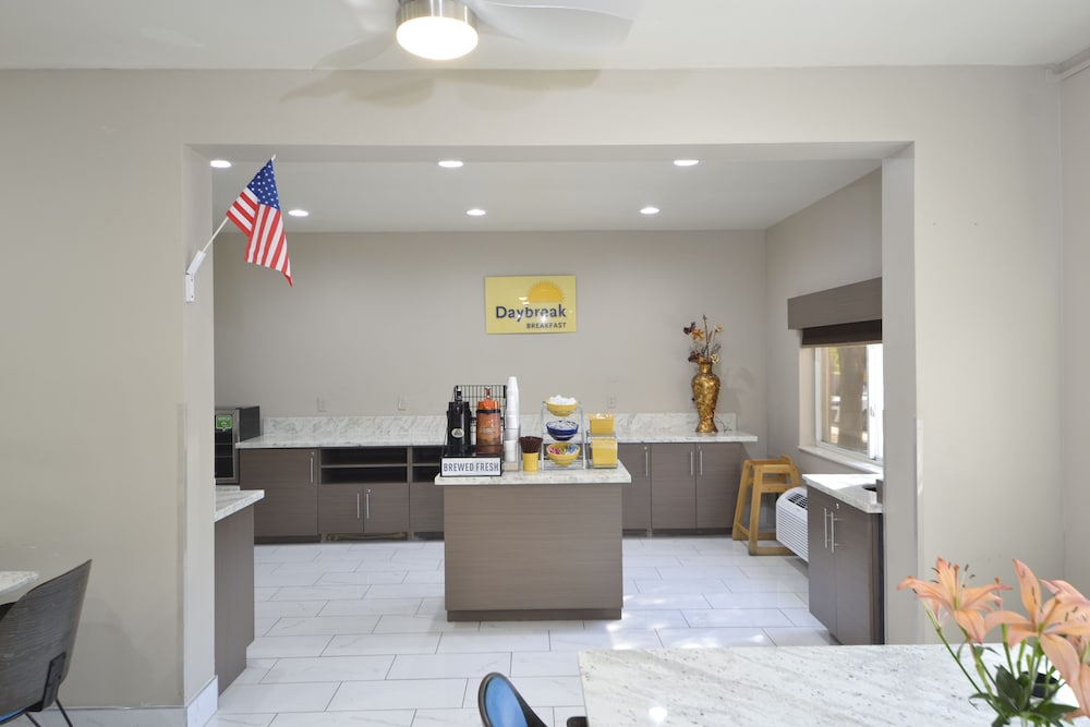 Days Inn & Suites by Wyndham Airport Albuquerque - photo 37