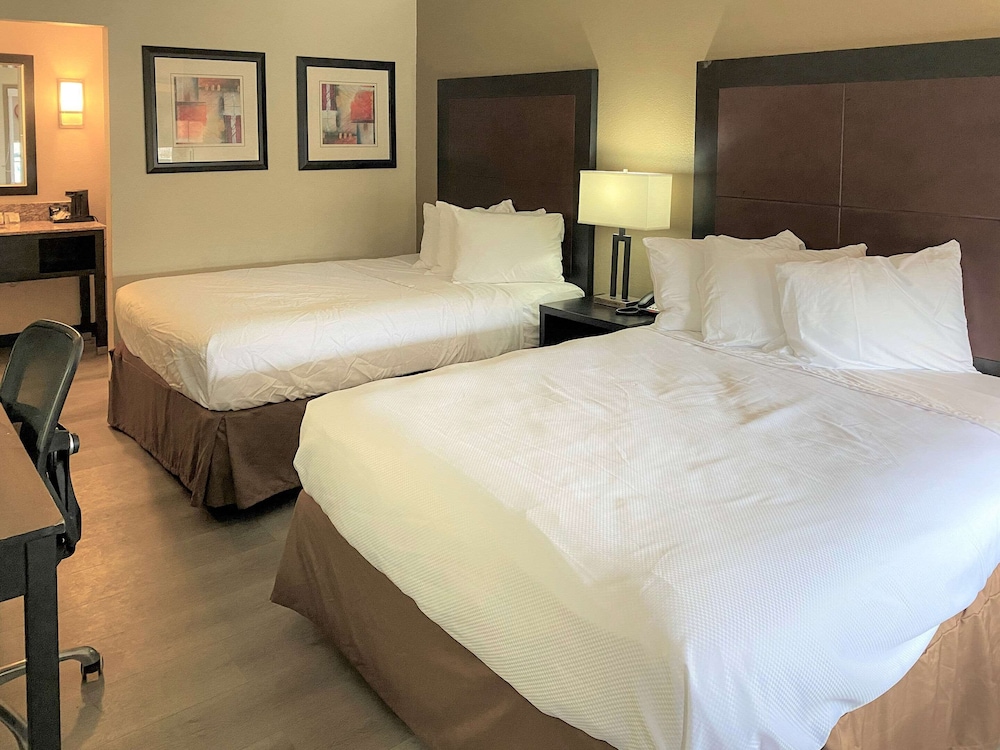 Clarion Pointe Independence Kansas City - photo 11