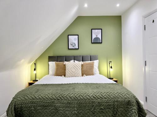 Work stays FREE Parking 2 mins to station — 4-Star Luxury Hotel in Borehamwood, United Kingdom
