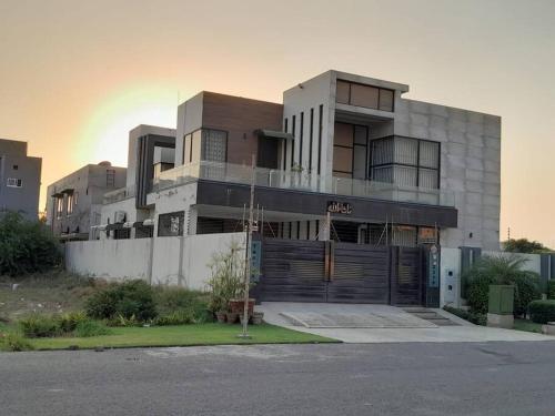 Comfort house Dha Phase 7 near Raya & AirPort 1 kanal full house — 4-Star Luxury Hotel in Lahore, Pakistan