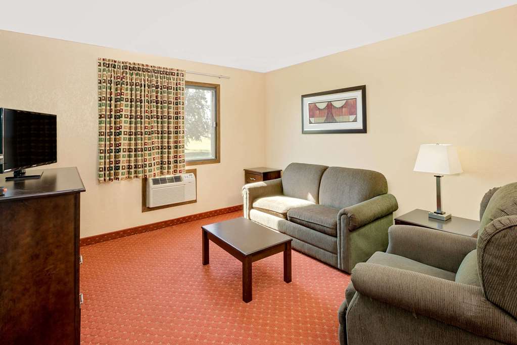 Howard Johnson by Wyndham Waterloo Cedar Falls - photo 16