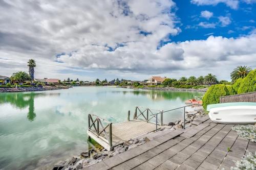 Lakehouse28 Waterfront Resort Living Encounter Bay BYO Linen in Encounter Bay, Australia