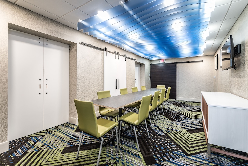 Holiday Inn Express Flint Campus Area by IHG - photo 37