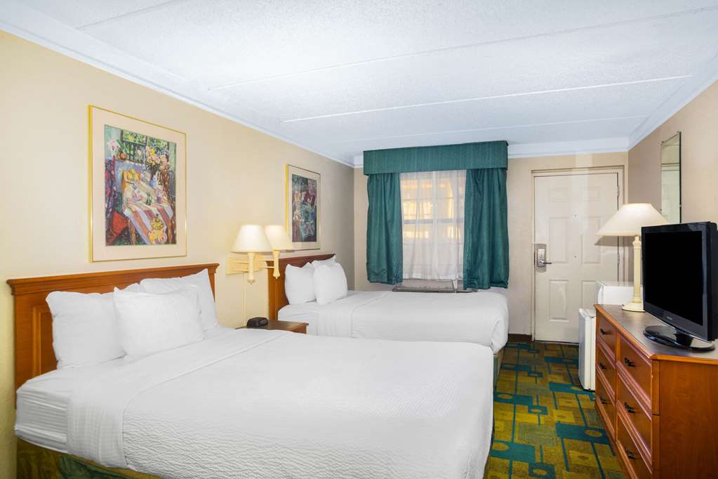 Super 8 by Wyndham Eagle Pass - photo 17