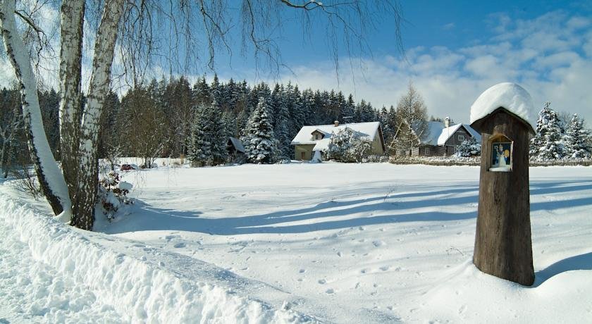 Rodinné ubytování Debrné — hotel in Hostinne