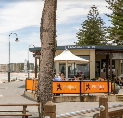Beachside Breakaway Glenelg South 200m to the Beach — 4-Star Luxury Hotel in Glenelg, Australia