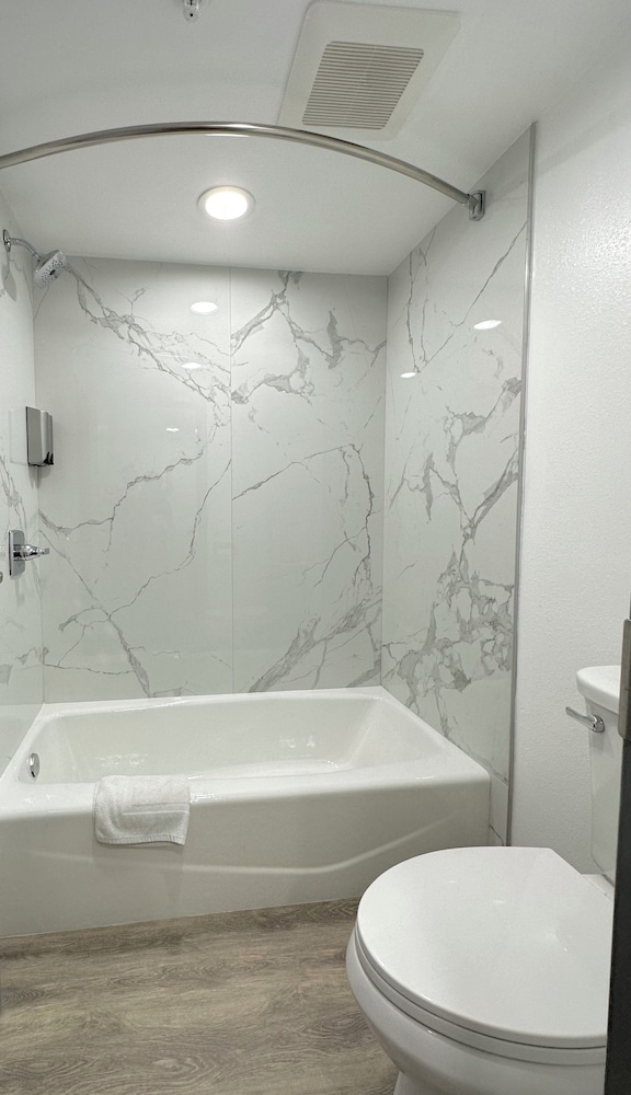 Express Inn & Suites - photo 20