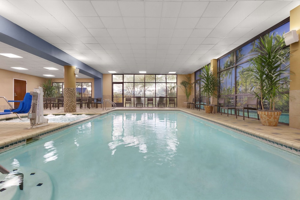 Embassy Suites by Hilton San Antonio Airport - photo 32