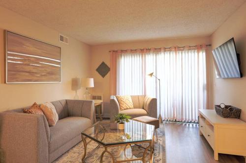 Shabby Chic Oceanside King & 2 Queen bed Pool GYM — 4-Star Luxury Hotel in Oceanside, United States