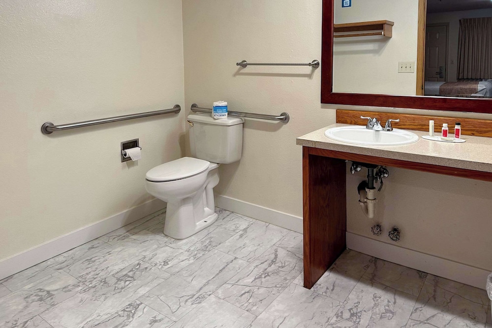 Econo Lodge Edmonds North Seattle - photo 34