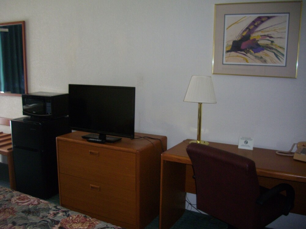 Macomb Inn - photo 11