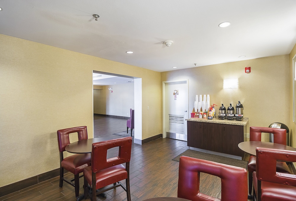 Red Roof Inn PLUS Phoenix West - photo 2