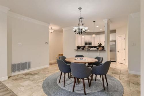 Captivating 4BR Haven with Park View near DT — 4-Star Luxury Hotel in Austin, United States