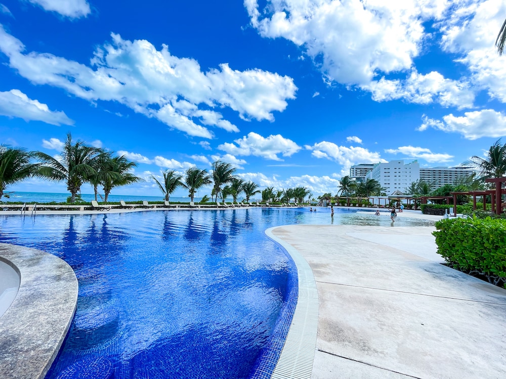 Apartamentos de lujo frente al Mar Caribe — 4-Star Luxury Hotel in Cancun, Mexico