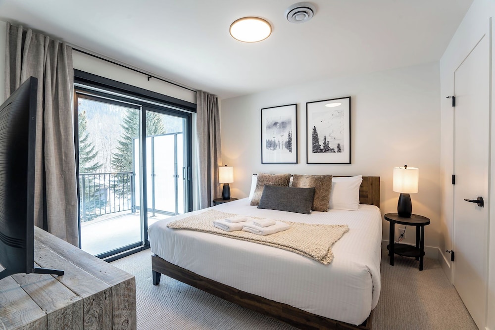 The Peaks and Birdies — 4-Star Luxury Hotel in Revelstoke, Canada