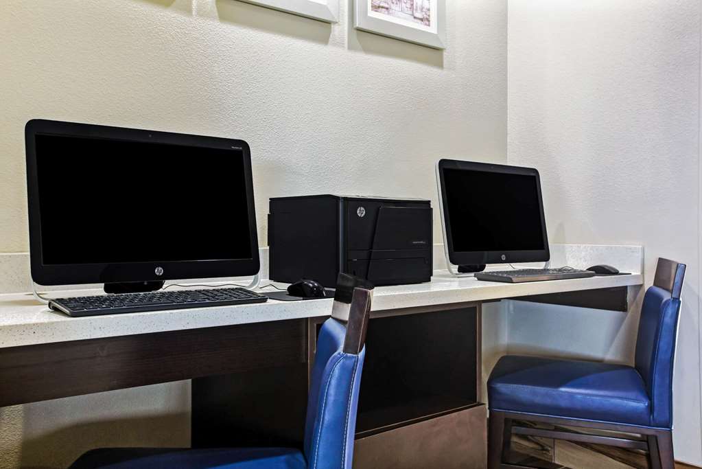 La Quinta Inn & Suites by Wyndham Karnes City Kenedy - photo 53