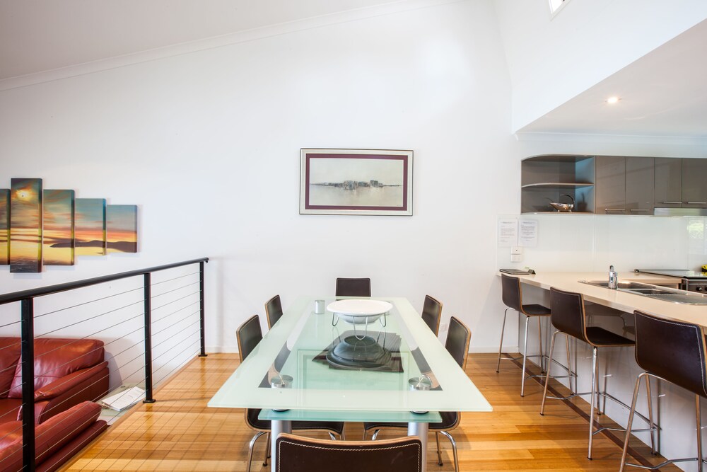 Shorelines 2 — Hamilton Island — photo 4