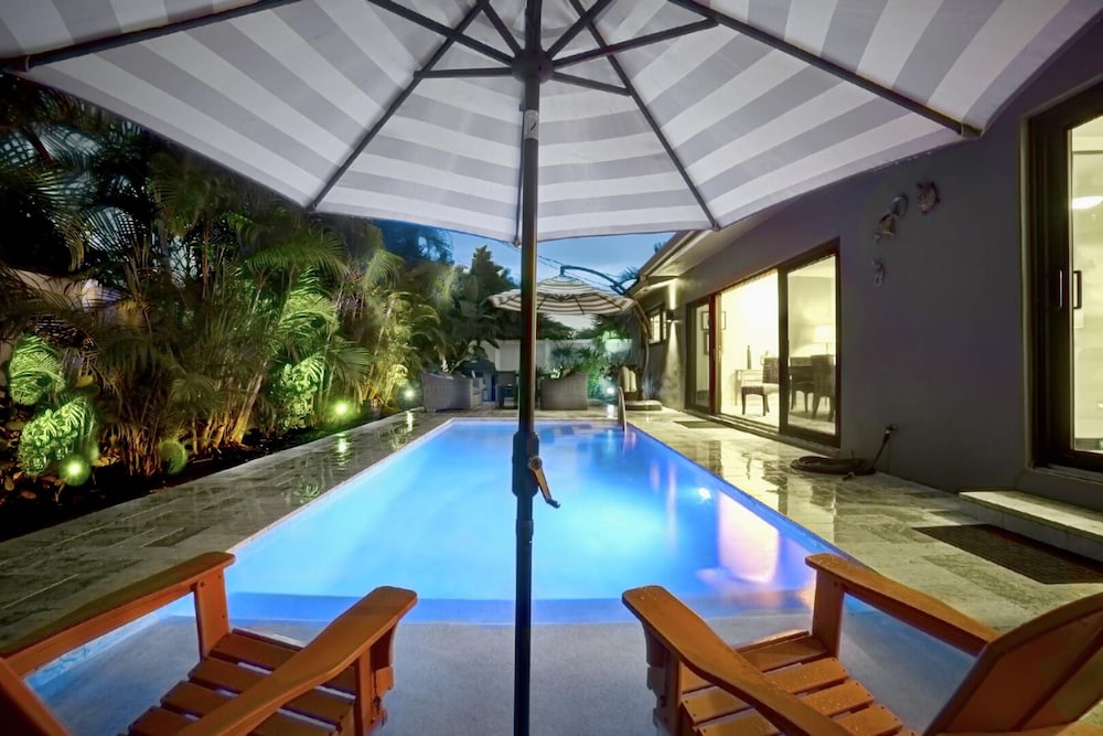 Relax in Luxury 3 Bed 2 Bath Oasis With Pool — hotel in Oakland Park