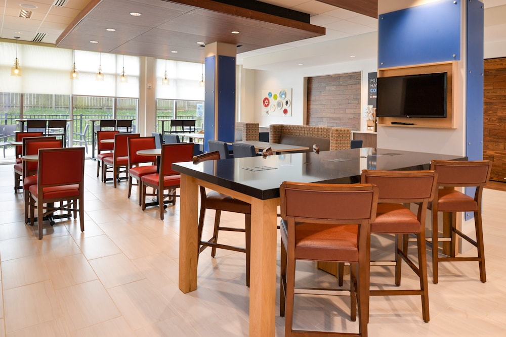 Holiday Inn Express & Suites Ottumwa by IHG - photo 46