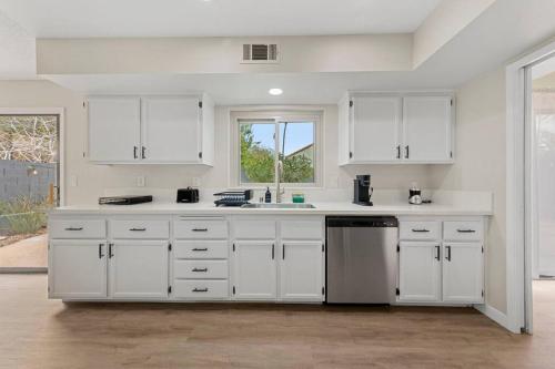 4Br Model Home w Pool and Pool table in Henderson