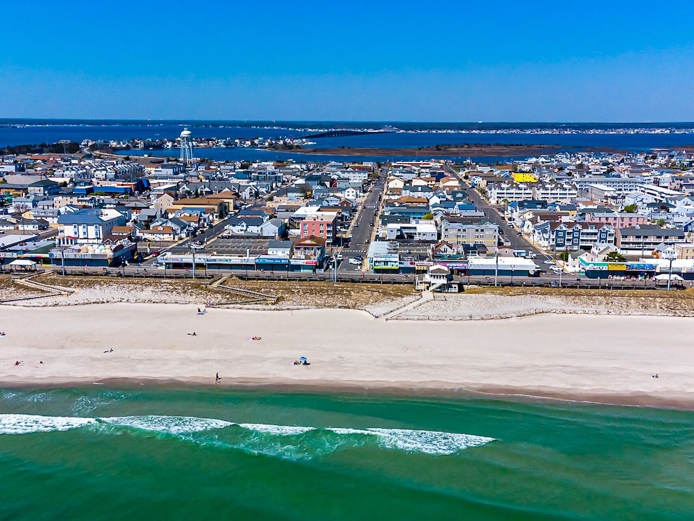 Boardwalk Sand & Surf Inn Oceanfront - photo 59