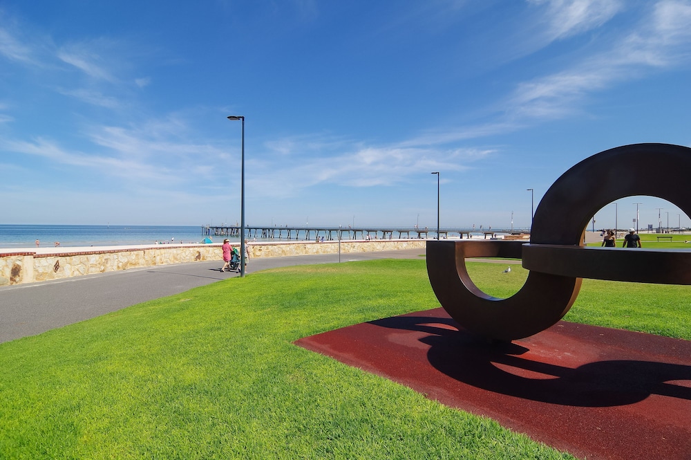 Beachfront Serenity Glenelg — 4-Star Luxury Hotel in Glenelg, Australia