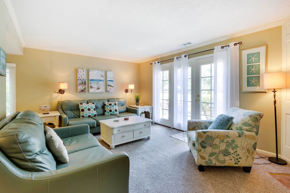 Hilton Head Resort Condo w Pool Access — hotel in Hilton Head Island