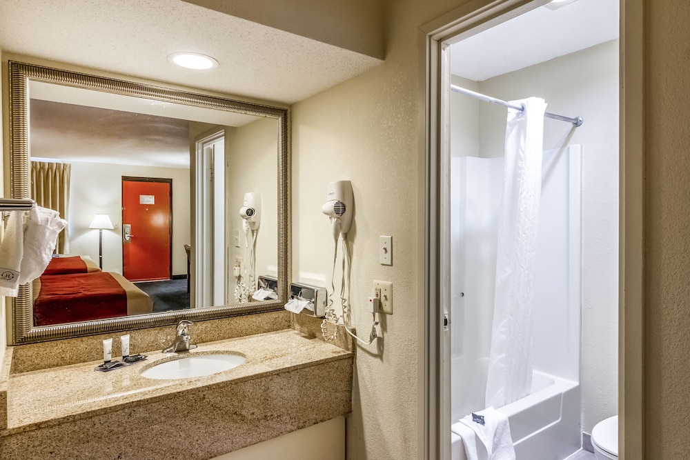 Red Carpet Inn Norwalk - photo 21