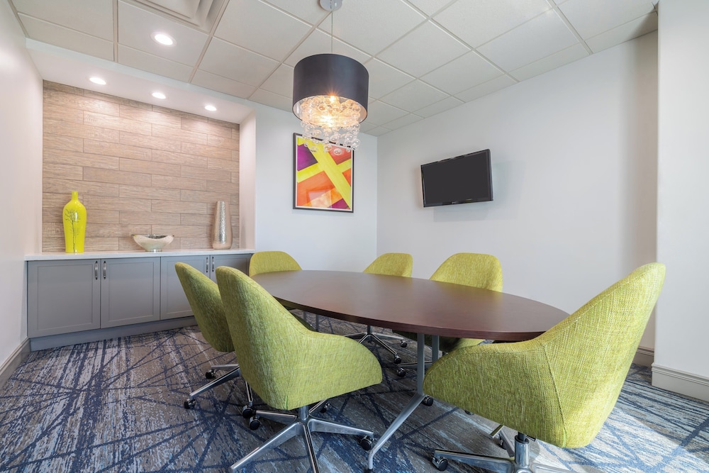 Holiday Inn Express and Suites Kansas City Airport by IHG - photo 53