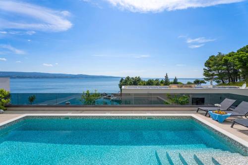 Luxury seafront Villa IVAN with heated pool only 100m from beach — 4-Star Luxury Hotel in Omis, Croatia