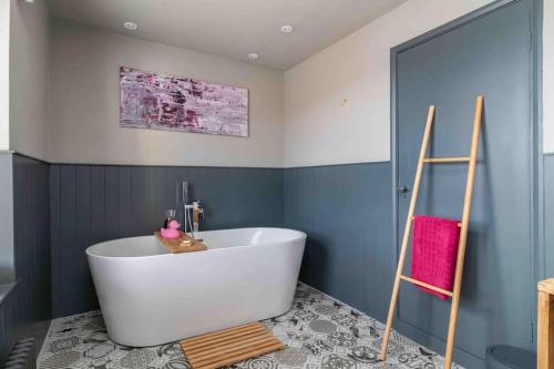 Luxury Cottage Nestled in the Heart of Pickering Pet Friendly
