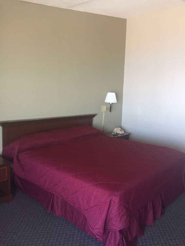 Bradford Inn & Suites - photo 9