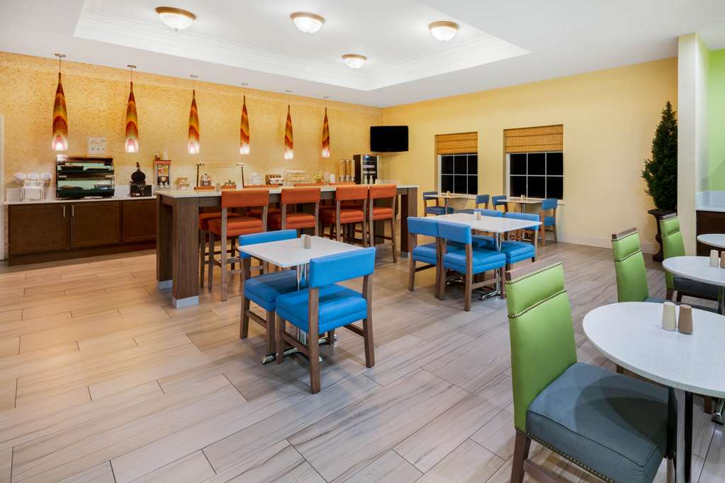 La Quinta Inn & Suites by Wyndham Broussard Lafayette Area - photo 32