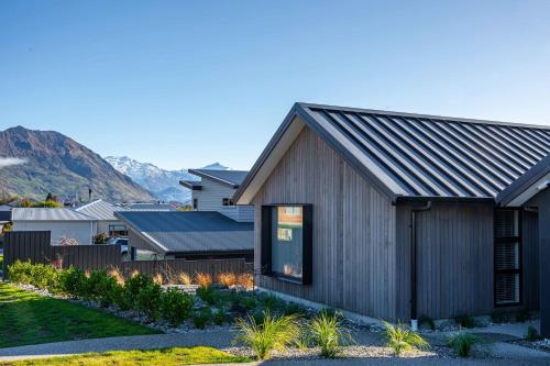Kikorangi Mountain Vista in Wanaka, New Zealand