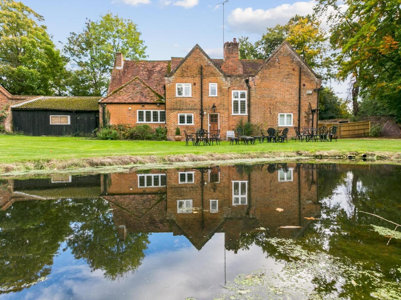 Secluded Mansion Retreat Expansive Private Oasis Pass the Keys — hotel in Burnham-On-Sea