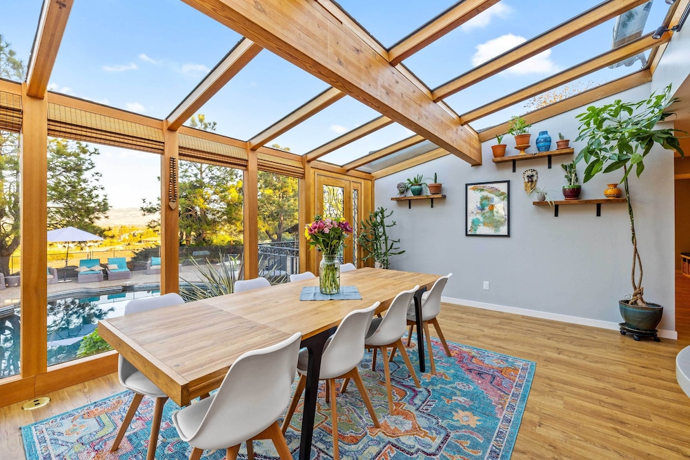 Private Pool & Large Deck: Modern Cotati Villa — 4-Star Luxury Hotel in Cotati, United States