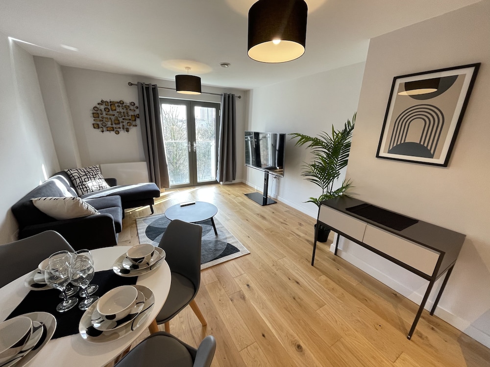 Stunning 2 bed Apartment in Bristol With Parking — 4-Star Luxury Hotel in Bristol, United Kingdom