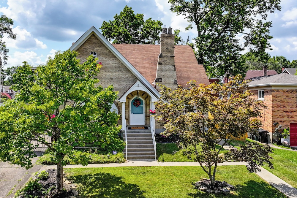 Modern Group Getaway w Private Yard in Cincinnati in Cincinnati, United States