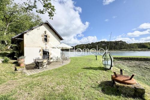 Exceptionnelle maisonnette Les pieds dans l eau in Carnac, France