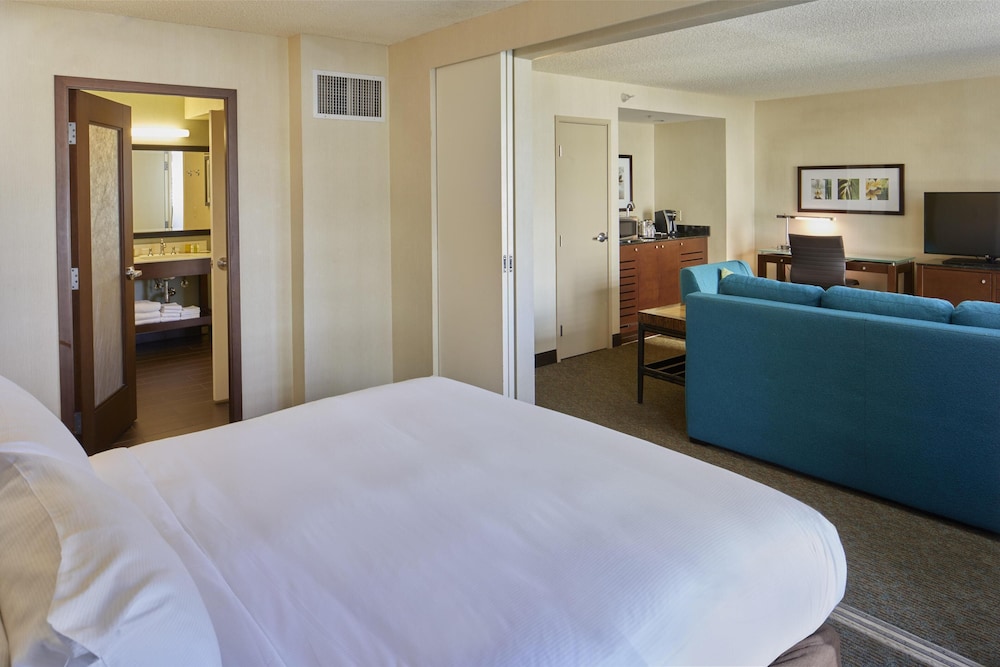 DoubleTree by Hilton Hotel Alana Waikiki Beach - photo 23