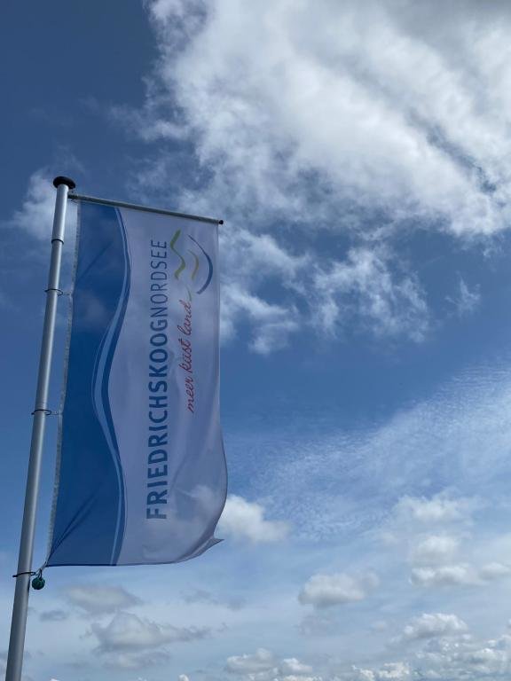 Kleines Doppelzimmer mit eigenem Bad und Kühlschrank frisch saniert — hotel in Friedrichskoog