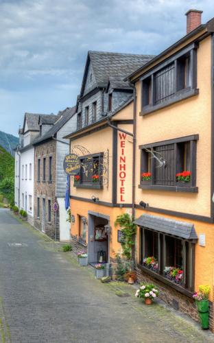 Weinhotel Hubertus Garni — Klotten
