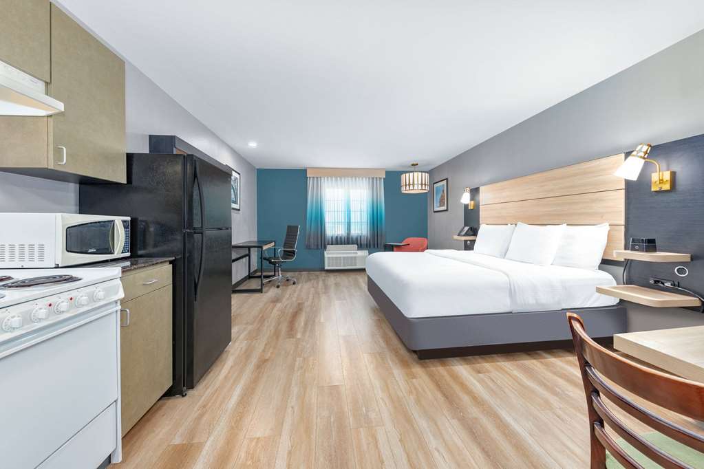 La Quinta Inn & Suites by Wyndham Woodway Waco South - photo 32