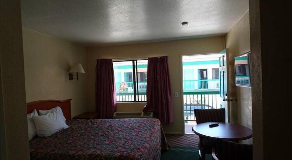 Bristol Motel - photo 8