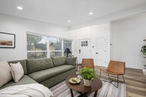 Light Filled Modern Flat Near 25th Street Fun — 4-Star Luxury Hotel in Ogden, United States